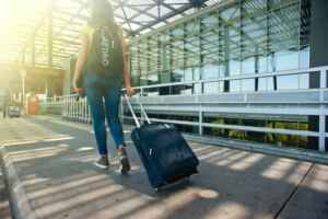 Chica en el Aeropuerto de Alicante con maletas