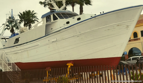 Barco de Esteban González en Santa Pola con Niños